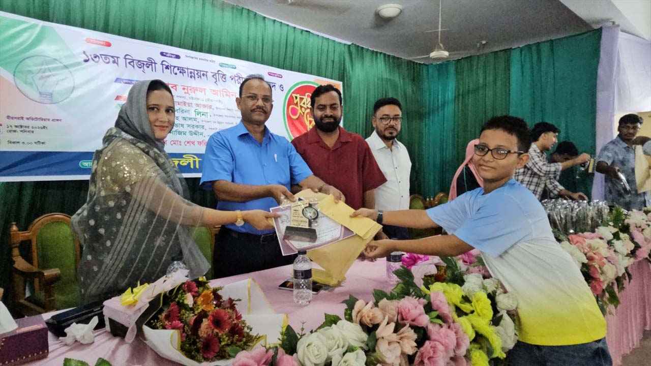 মিরসরাইয়ে বিজলী শিক্ষোন্নয়ন বৃত্তি পেল ৭৭ শিক্ষার্থী