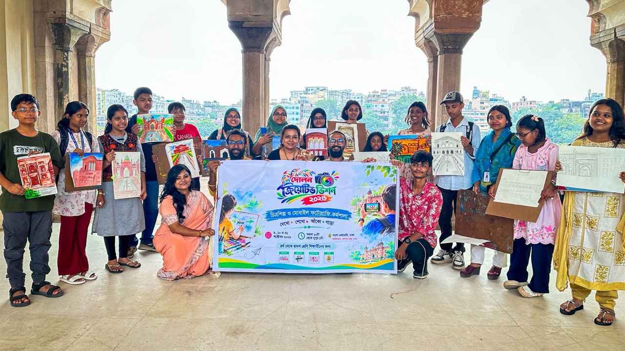 লালবাগ কেল্লায় নিজের তোলা ছবি থেকে চিত্রকর্ম তৈরি করল শিশু-কিশোর