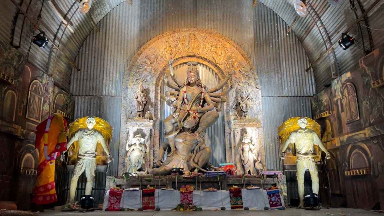 নরসিংদীতে বাবার ত্যাগ ও ভালোবাসার গল্পে সাজানো পূজামণ্ডপ