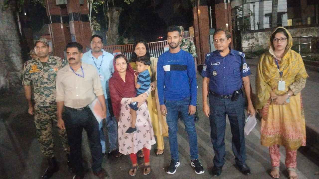বেনাপোল স্থলবন্দর দিয়ে ফিরলেন দম্পতি ও তাদের দুই বছরের শিশু