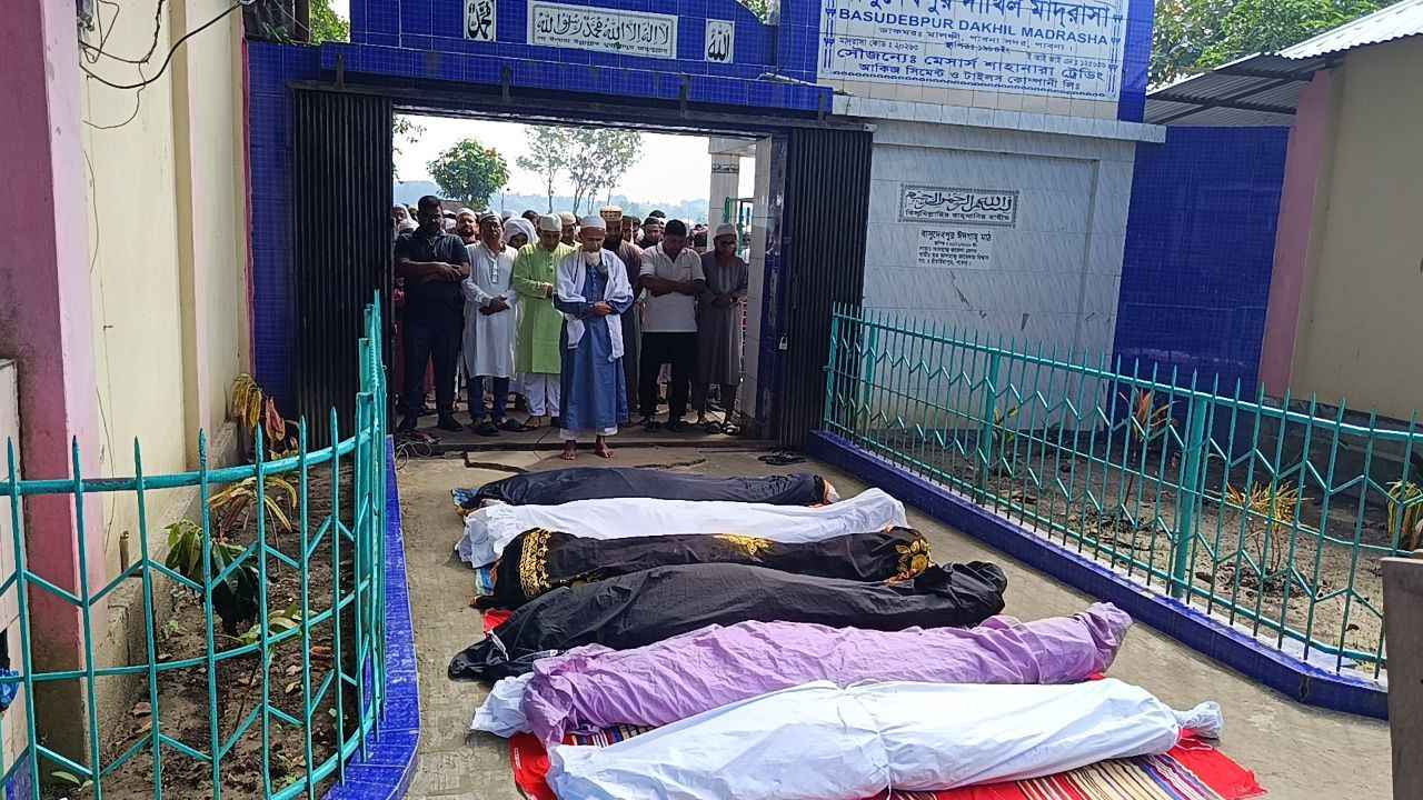 এক সঙ্গে চিরনিদ্রায় শায়িত বজ্রপাতে নিহত পাবনার ৬ শিশু-কিশোর