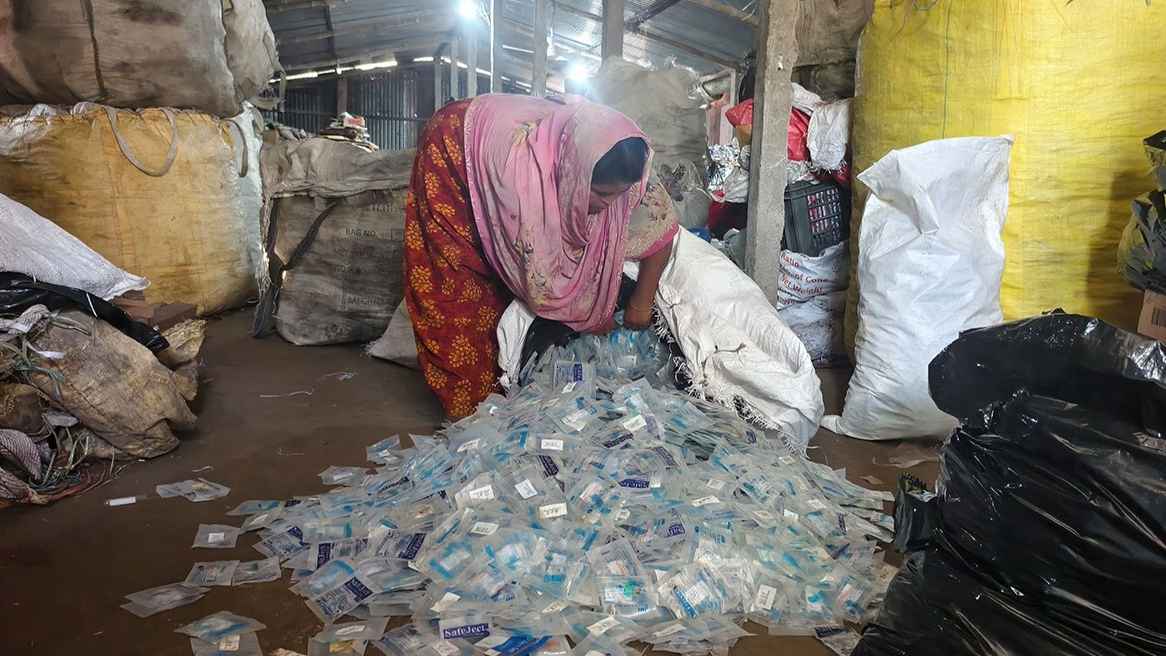 ময়মনসিংহ মেডিকেলের সিরিঞ্জ-ক্যানুলা ময়লার গুদামে, বিক্রির অভিযোগ