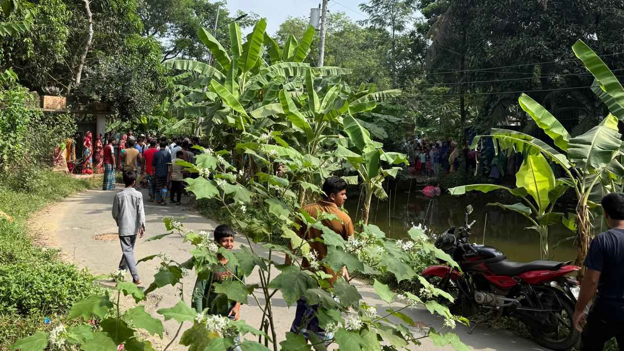 পুকুরপাড়ে ছেঁড়া বিদ্যুতের তার, পূজা দিতে এসে প্রাণ গেল গৃহবধূর