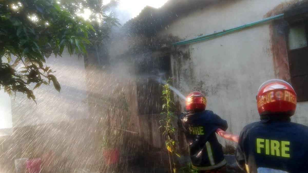 গাজীপুরে বসতবাড়ির আগুন, ২ ছেলেসহ মা-বাবা দগ্ধ
