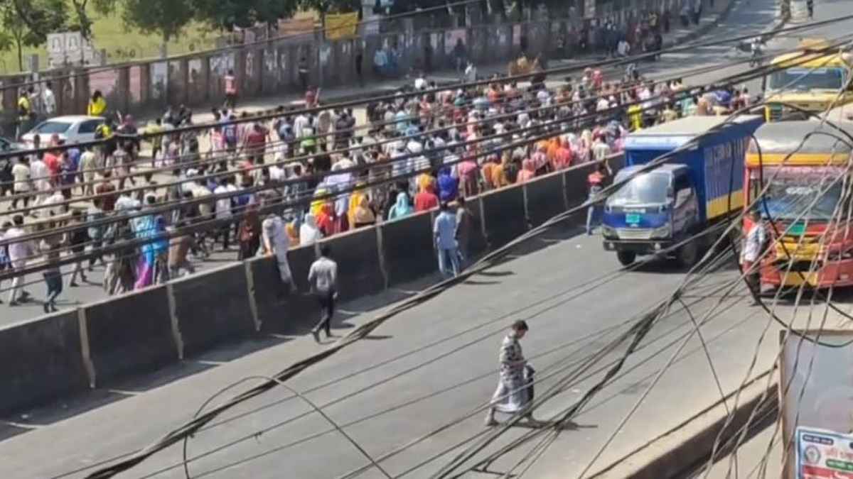 গাজীপুরে শ্রমিকদের সড়ক অবরোধ, ঢাকা-টাঙ্গাইল মহাসড়কে যান চলাচল বন্ধ