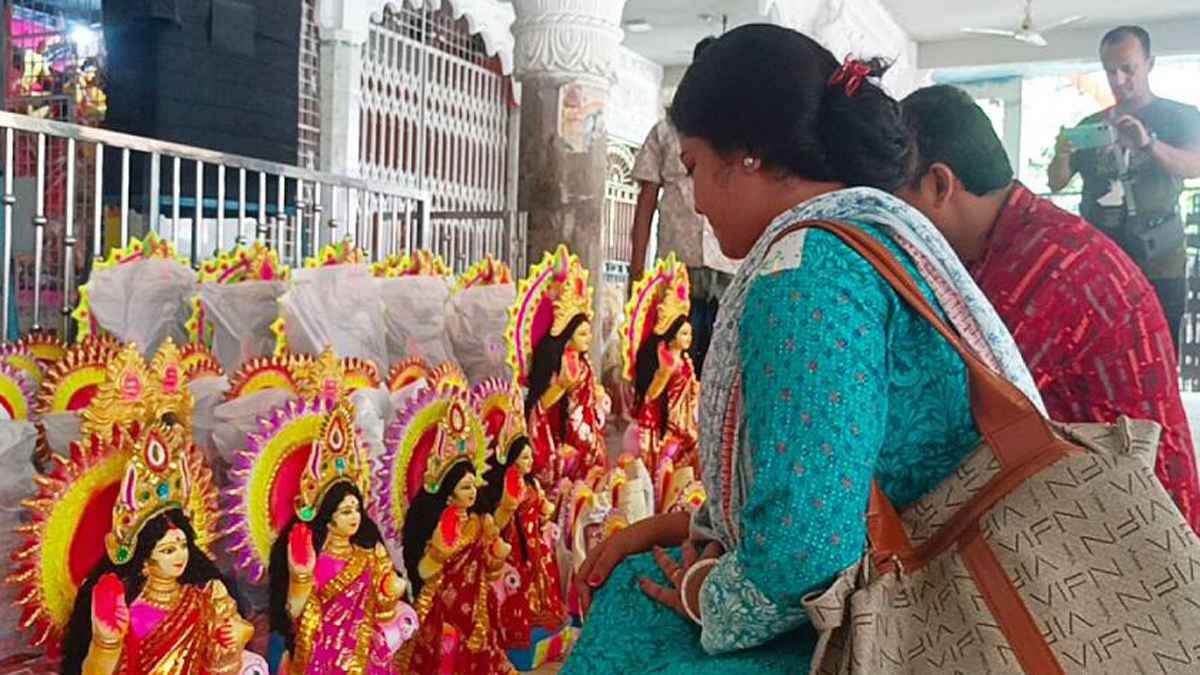 গোপালগঞ্জে ৫০ হাটে জমজমাট লক্ষ্মী প্রতিমার বেচাকেনা