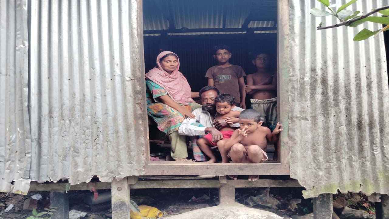 পিত্তথলির পাথরে কাতরাচ্ছেন রিকশাচালক আওয়াল, চান আর্থিক সহযোগিতা