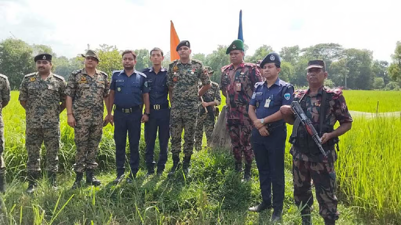 শুক্রবার দুপুরে পতাকা বৈঠকের মাধ্যমে আটক দুই পুলিশ সদস্যকে হস্তান্তর করে বিএসএফ। ছবি: সংগৃহীত