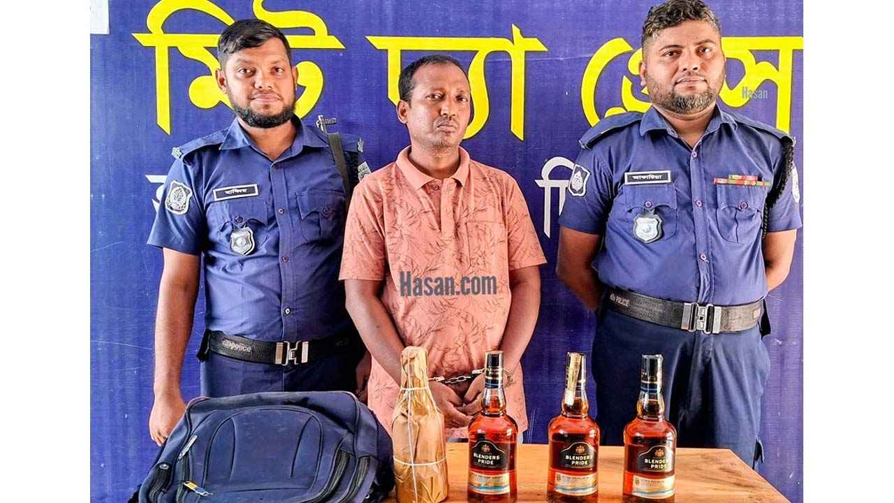 হিলিতে চার বোতল মদসহ ভারতীয় নাগরিক আটক