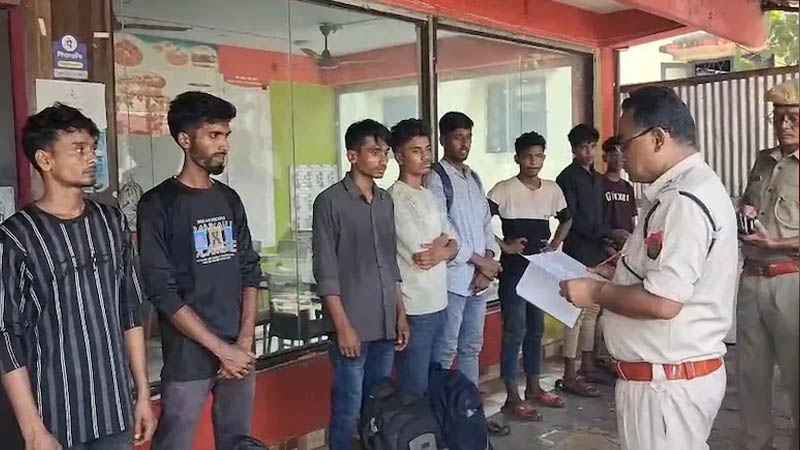 ভারতের রেলস্টেশন থেকে ৯ বাংলাদেশি আটক