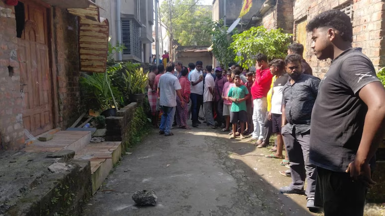 কিশোরীকে চুম্বন করার ‘শাস্তি’, নগ্ন করে রাস্তায় হাঁটানো হল বাবা-ছেলেকে