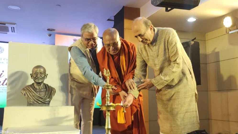 ‘মহাত্মা গান্ধী ছিলেন সব ধর্মের মানুষের জন্য শান্তির পায়রা’