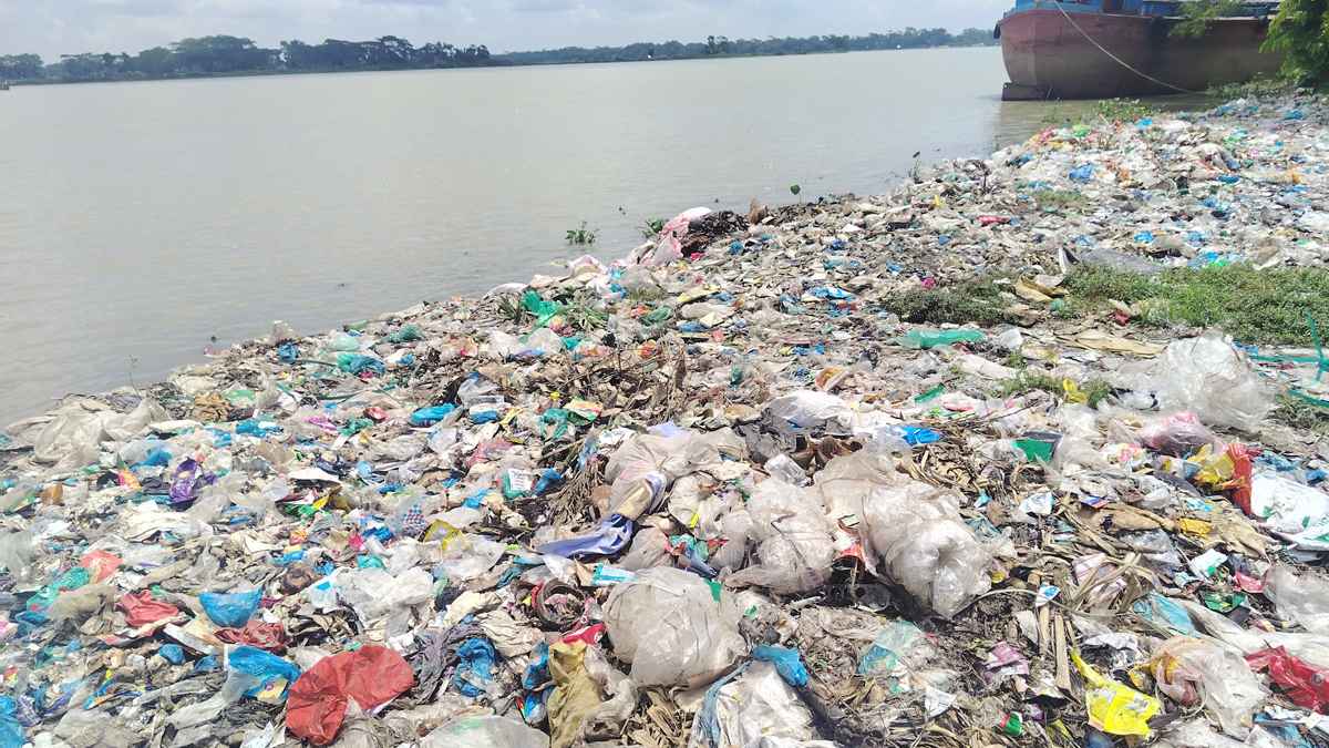 দুই পৌরসভার বর্জ্যে দূষিত সুগন্ধা, স্থানীয়দের ক্ষোভ