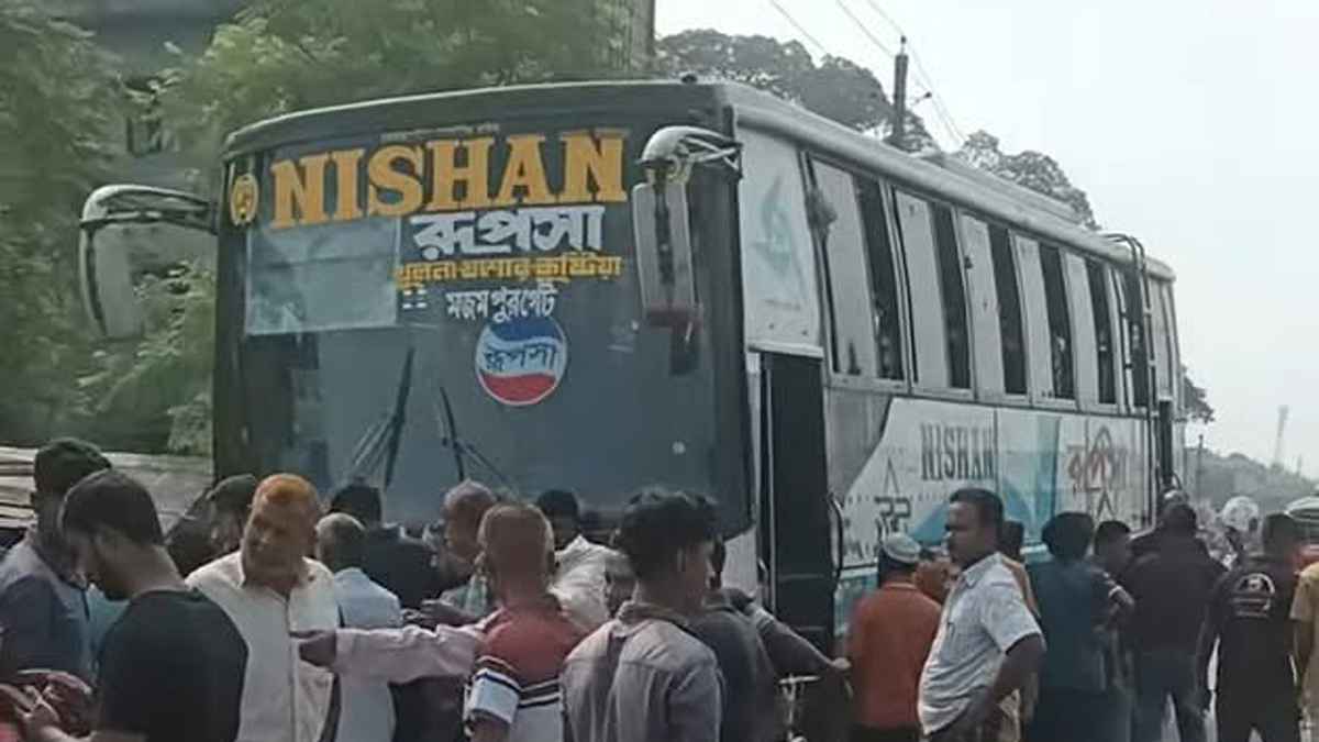 কালীগঞ্জে বাসের ধাক্কায় প্রাণ গেল কসাইখানা পরিদর্শকের