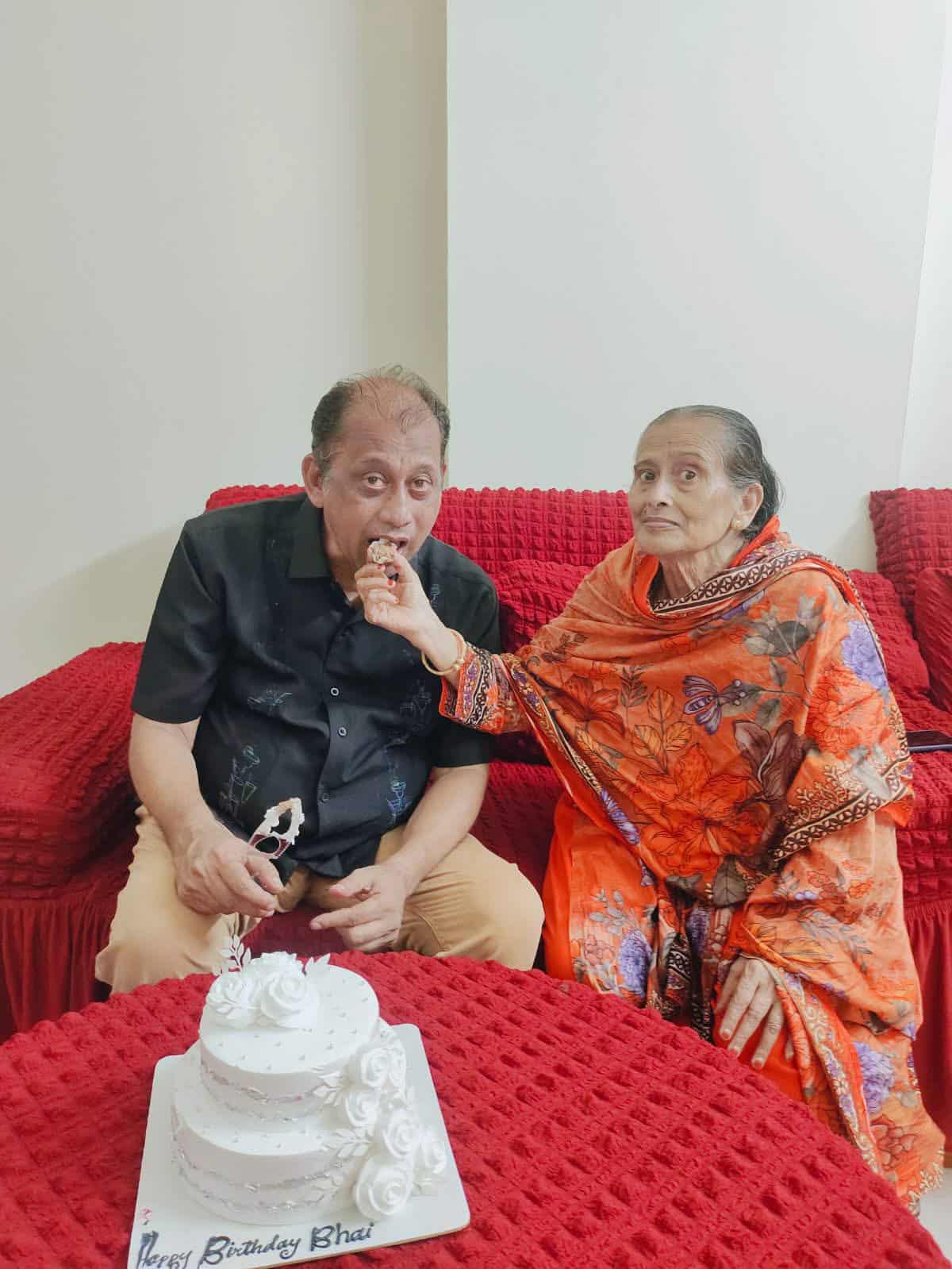 মা জয়নব চৌধুরীর সঙ্গে সমু চৌধুরী l ছবি: সংগৃহীত