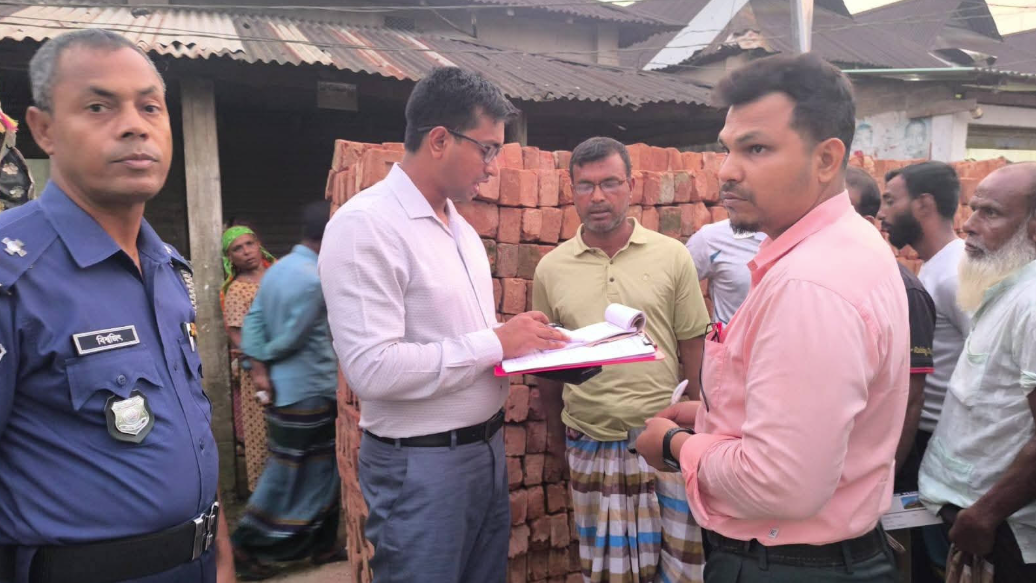 সড়কে ইট-বালু রেখে ভোগান্তি, বারহাট্টায় ৫ জনকে জরিমানা
