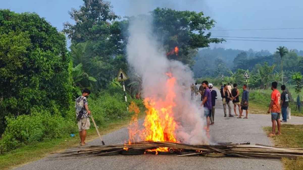 খাগড়াছড়িতে সড়ক-নৌপথে অবরোধ, দুর্ভোগ