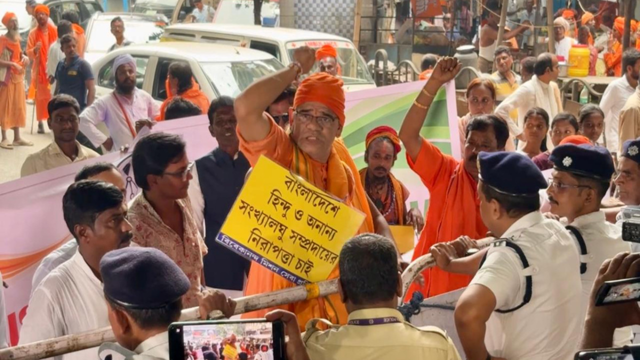 কলকাতায় বাংলাদেশ উপ-হাইকমিশনের সামনে বিক্ষোভ