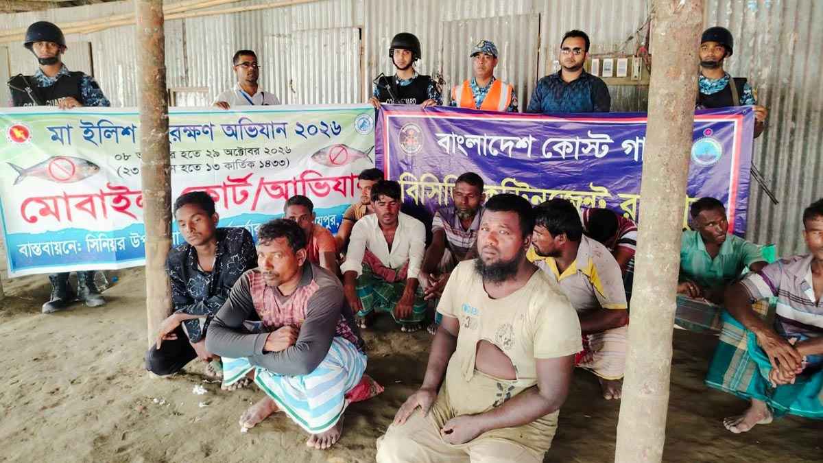মেঘনা নদীতে মাছ শিকারে নেমে ১২ জেলে আটক