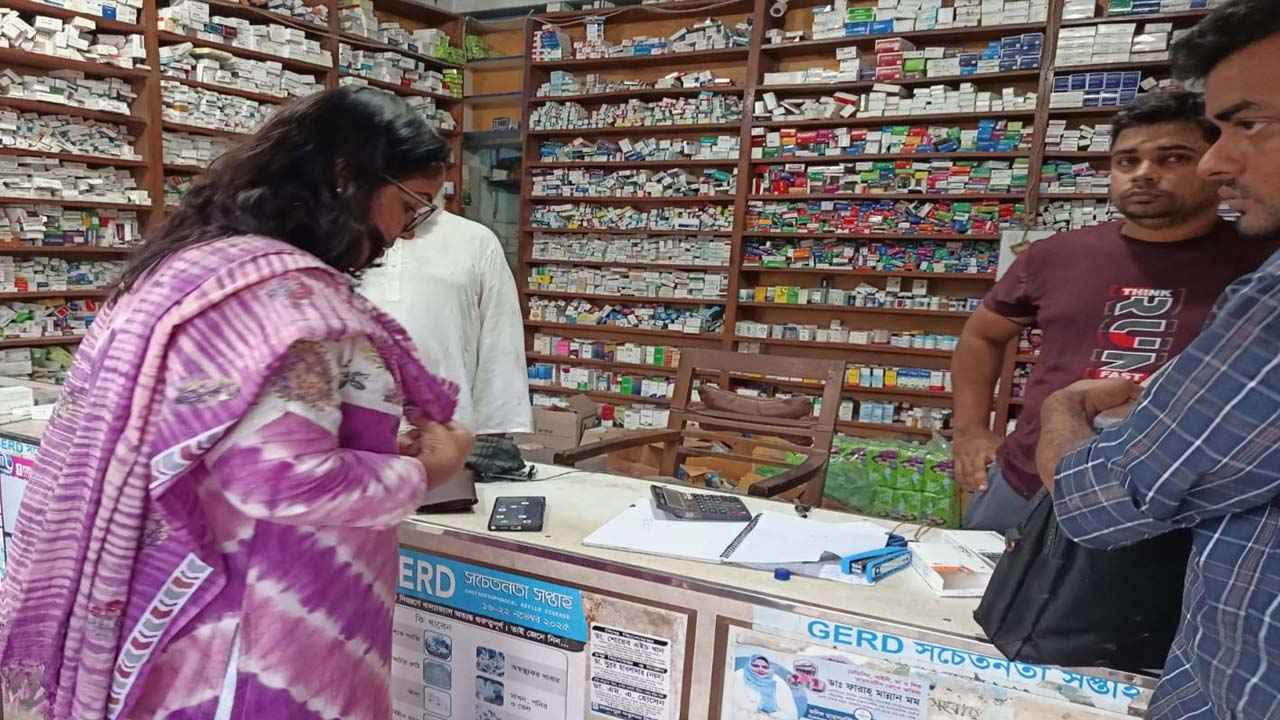পিরোজপুরে মেয়াদোত্তীর্ণ ওষুধ রাখায় ফার্মেসিকে জরিমানা, পুড়িয়ে ধ্বংস