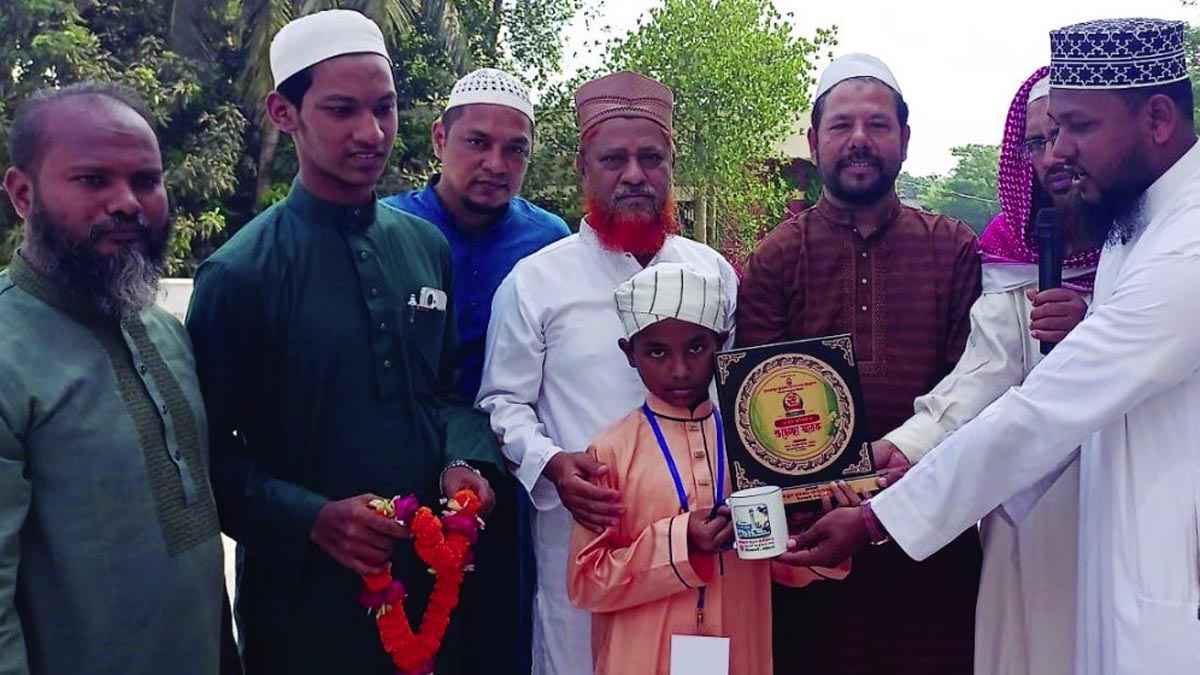 হিফজুল কোরআন প্রতিযোগিতায় প্রথম স্থান অধিকার করায় উসামাকে সংবর্ধনা