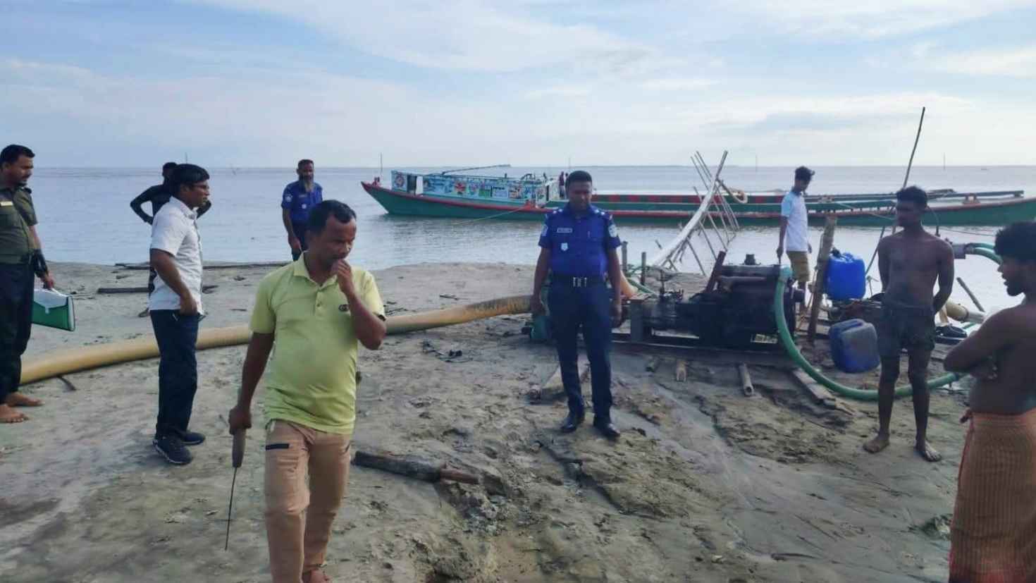 ধনু নদে বাল্কহেড থেকে চাঁদা আদায়, দুজনকে ১০ হাজার টাকা করে জরিমানা