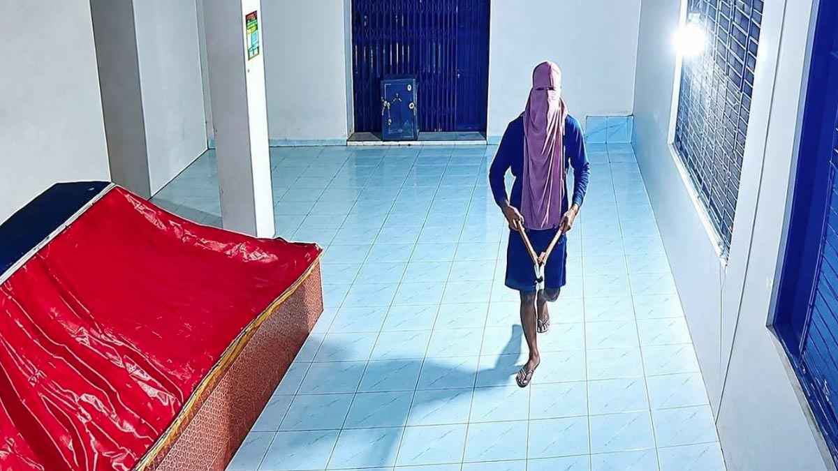 মাজারের জানালার গ্রিল কেটে দানের টাকা চুরি