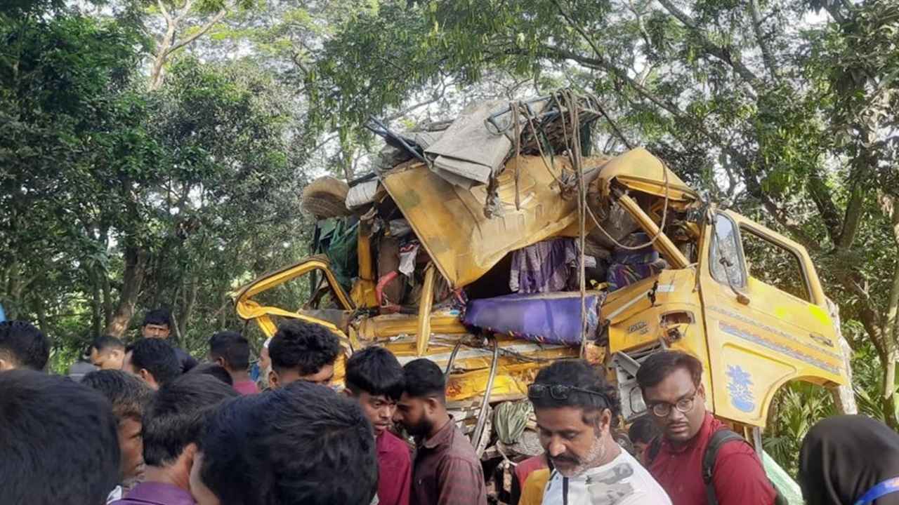 নাটোরে সড়ক দুর্ঘটনায় নিহতদের ৮ জনের পরিচয় মিলেছে, তদন্ত কমিটি গঠন