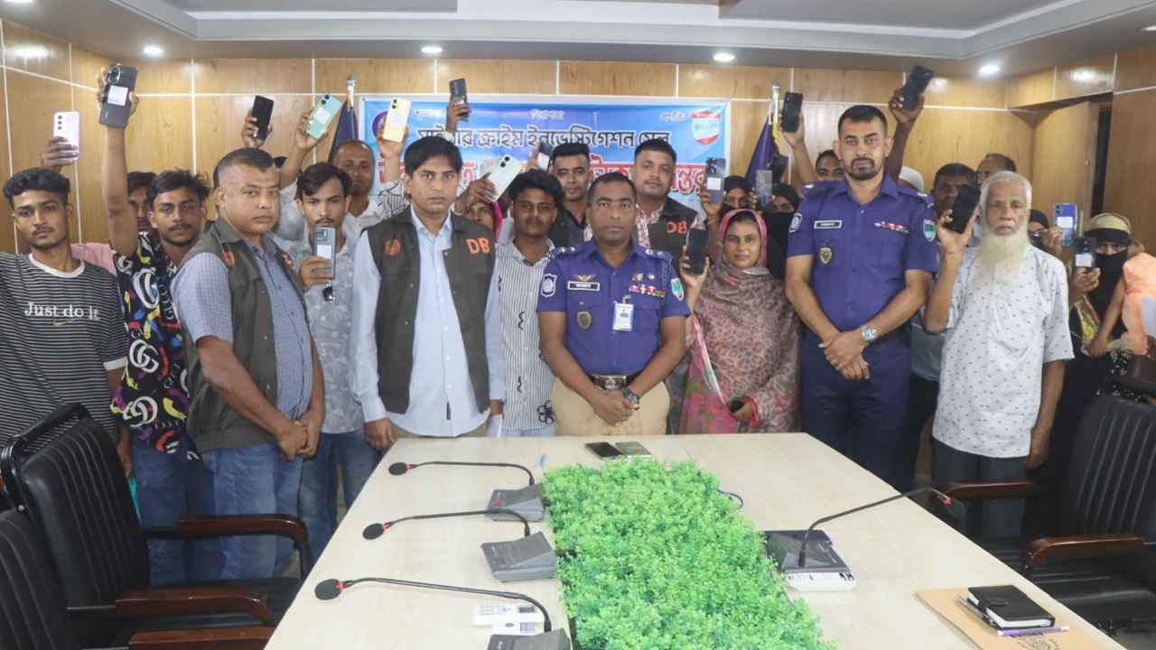 মাগুরায় তথ্যপ্রযুক্তির সহায়তায় উদ্ধার ৩৫ মোবাইল ফোন