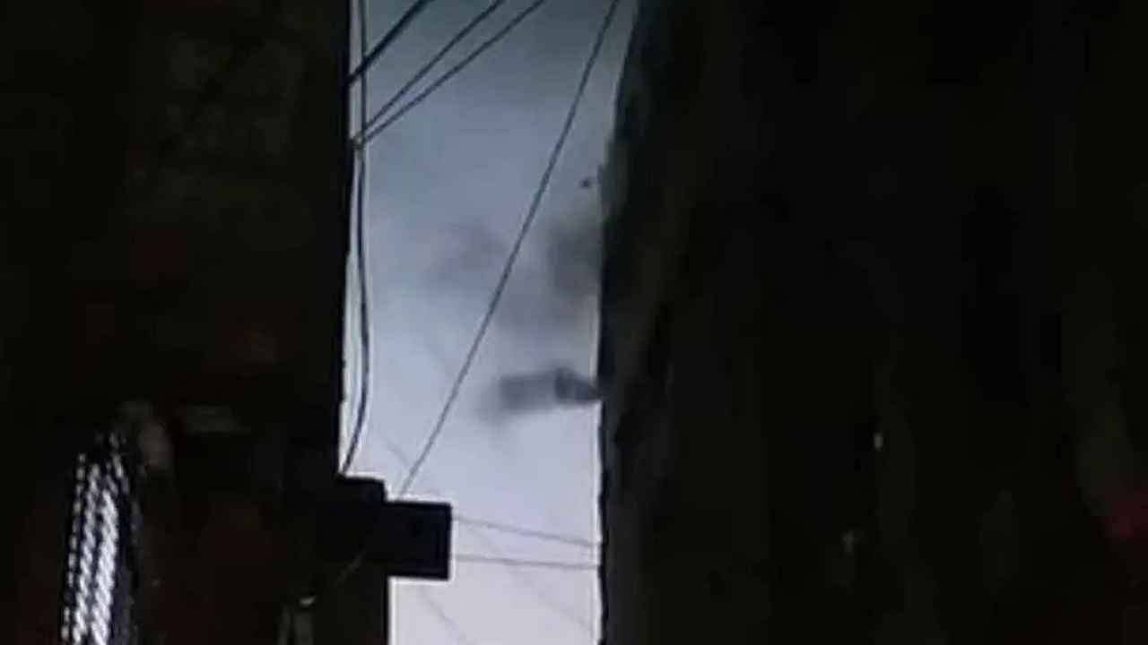 পুরান ঢাকার চকবাজারে মার্কেটে আগুন, নিয়ন্ত্রণে ৫ ইউনিট