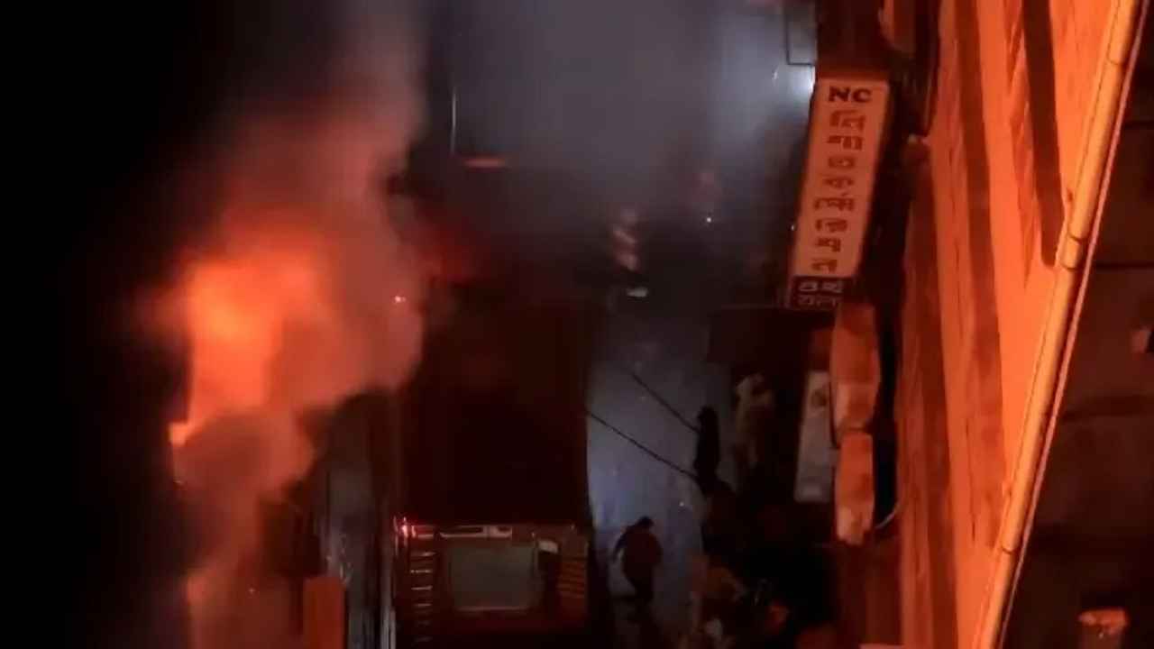 ৪ ঘণ্টায়ও নিয়ন্ত্রণে আসেনি চকবাজারের আগুন, ছড়িয়ে পড়েছে পাশের ভবনে