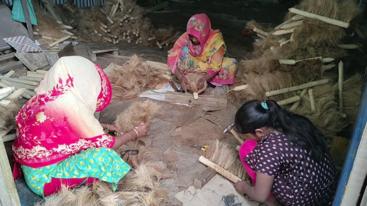 নেছারাবাদে ফেলে দেওয়া নারিকেলের ছোবড়ায় সম্ভাবনার শিল্প