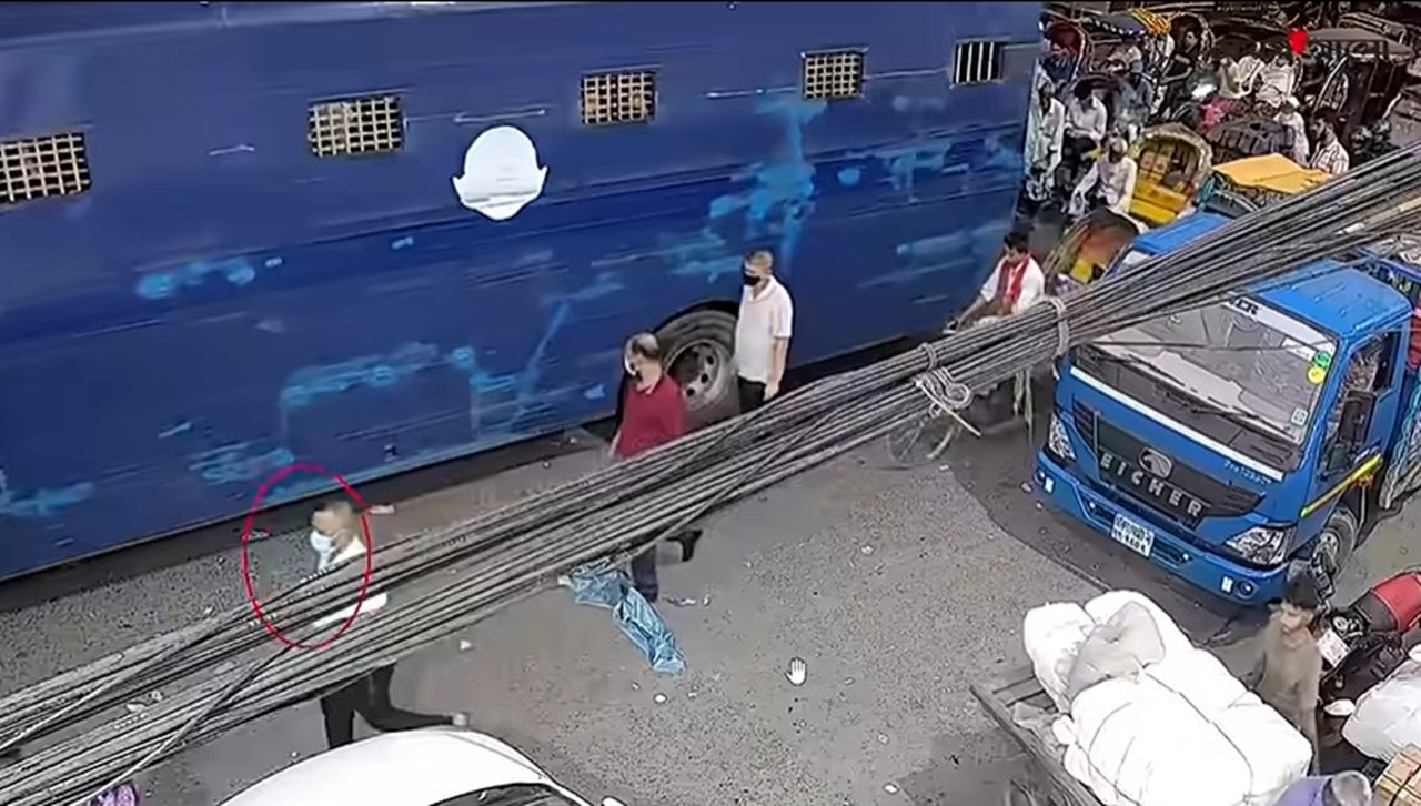 কাশিমপুর কারাগারে নেওয়ার পথে তাঁতীবাজার এলাকায় প্রিজন ভ্যান থেকে পিচ্চি রাজার পালিয়ে যাওয়ার দৃশ্য ধরা পড়ে সিসিটিভিতে।