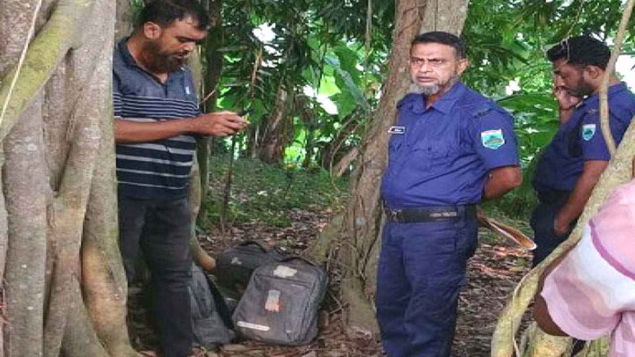 পাবনায় বিদ্যালয় থেকে চুরি হওয়া ১৭ ল্যাপটপ পরিত্যক্ত অবস্থায় উদ্ধার