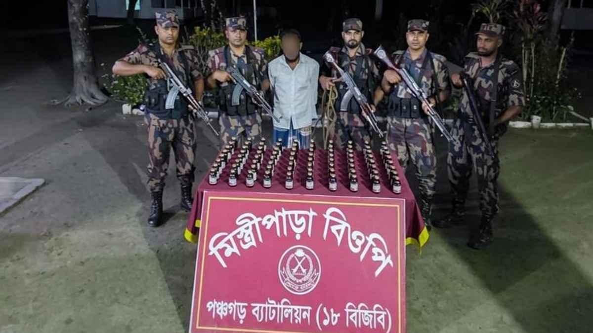 পঞ্চগড়ে সীমান্তে ৮০ বোতল ভারতীয় সিরাপসহ মাদক কারবারি গ্রেফতার