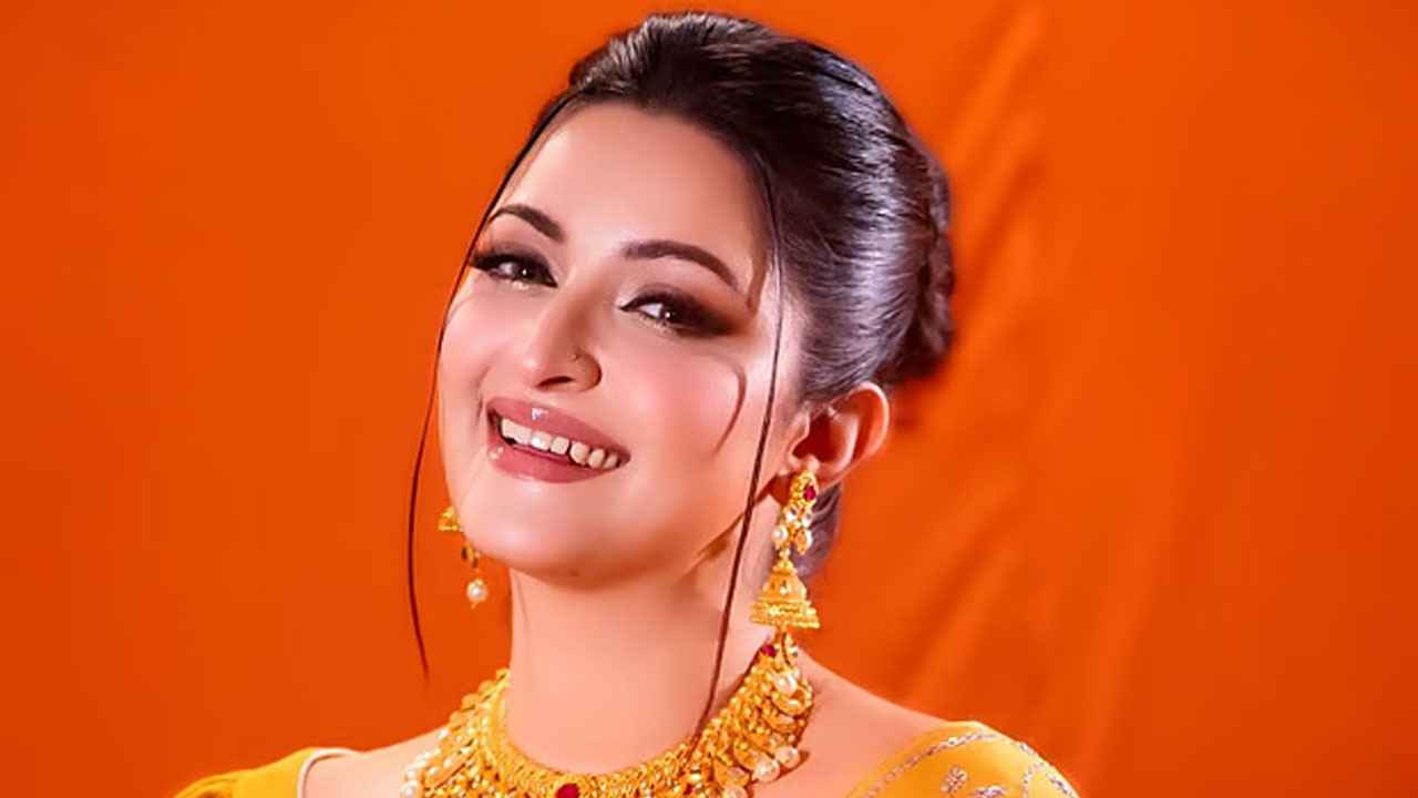 পরীমণির জন্মদিন: বিমানে এলো শিউলি ফুল, সঙ্গে নতুন ছবির ঘোষণা