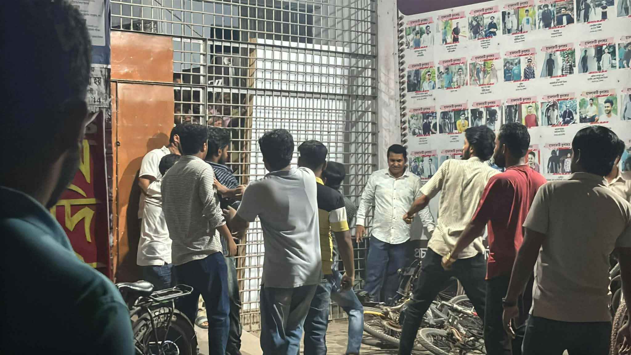 রাবিতে সাংবাদিকদের ওপর হামলা, শিবিরকে দায় দিল ছাত্রদল
