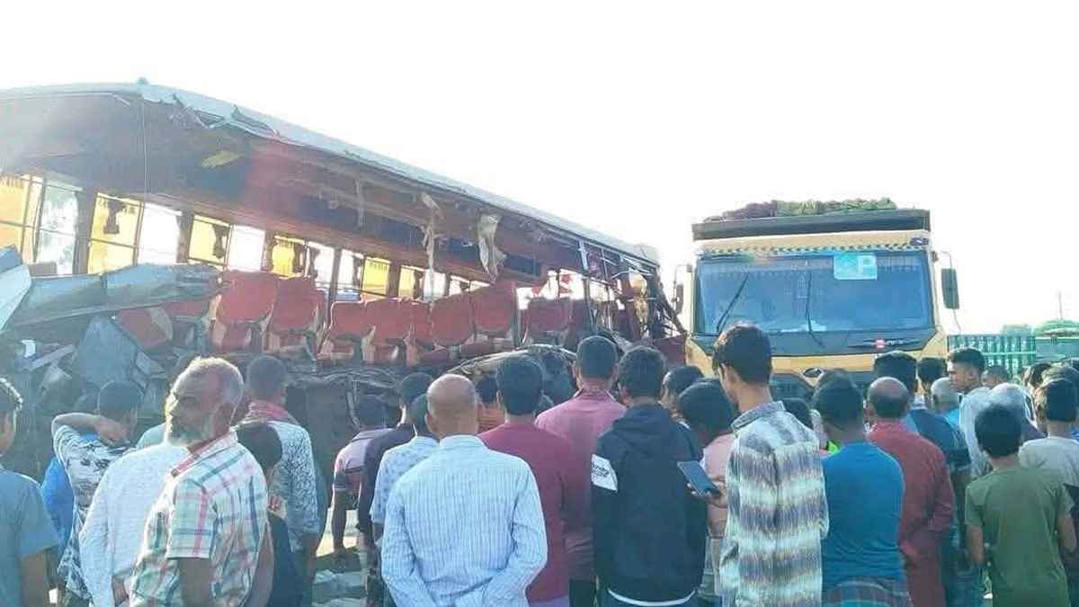 রংপুরে দাঁড়িয়ে থাকা ট্রাকে নৈশ কোচের ধাক্কা, নিহত ৩