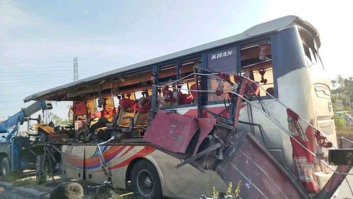 রংপুরে দাঁড়িয়ে থাকা ডাম্প ট্রাকে বাসের ধাক্কায় নিহত বেড়ে ৪