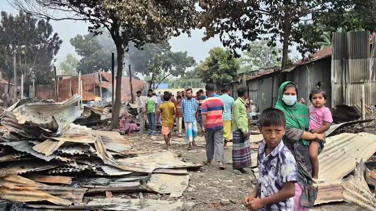 আগুনে পুড়ল সাহিদার সংসার, পথে বসার জোগাড় ১৯ গোডাউন ব্যবসায়ীর