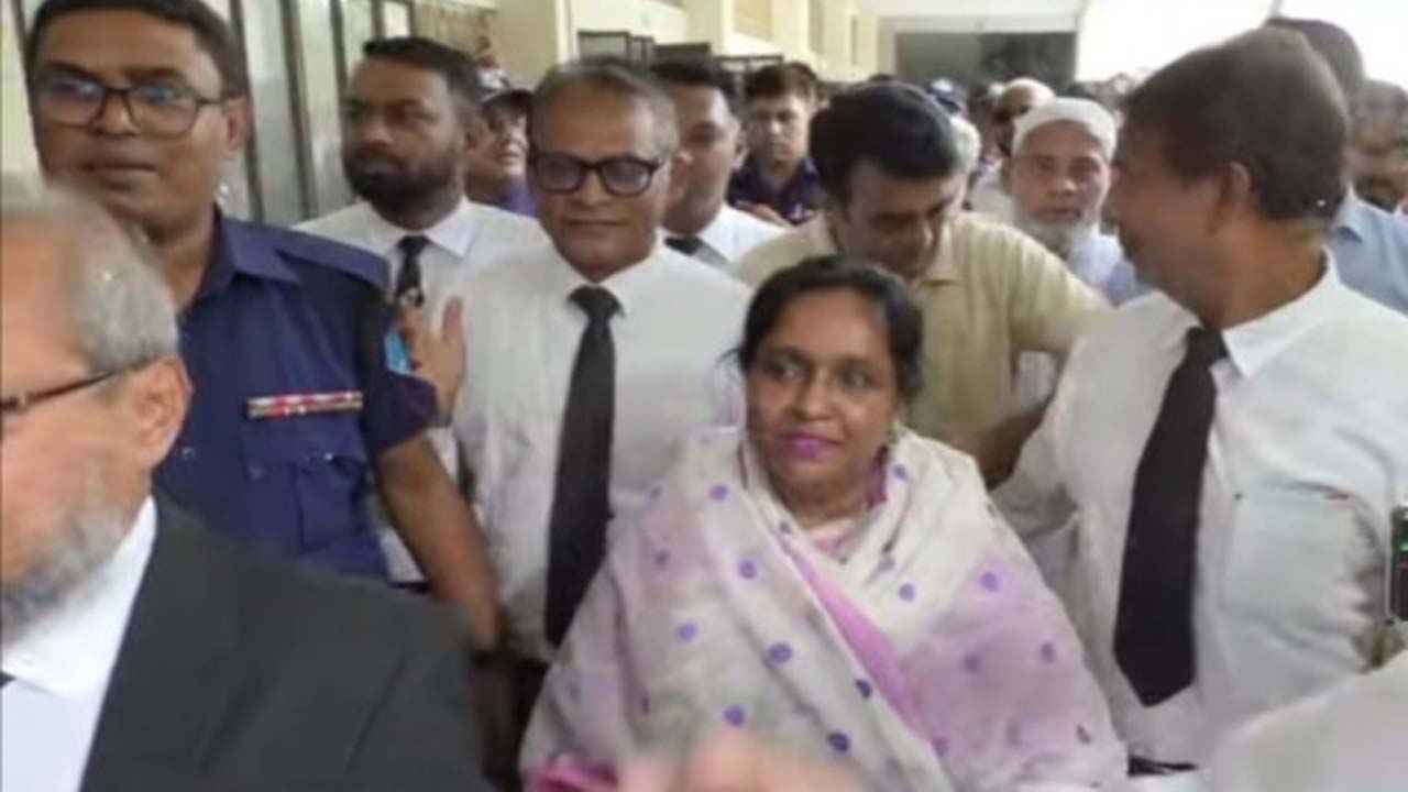 হত্যা মামলায় জামিন পেয়ে আদালত চত্বরে ‘জয় বাংলা’ স্লোগান আইভীর