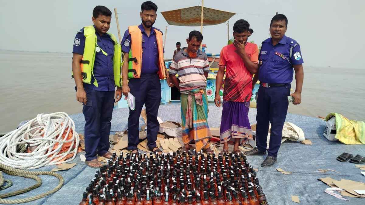 পদ্মায় বাল্কহেডে মদের চালান, ৩০৫ বোতল হুইস্কিসহ আটক ২