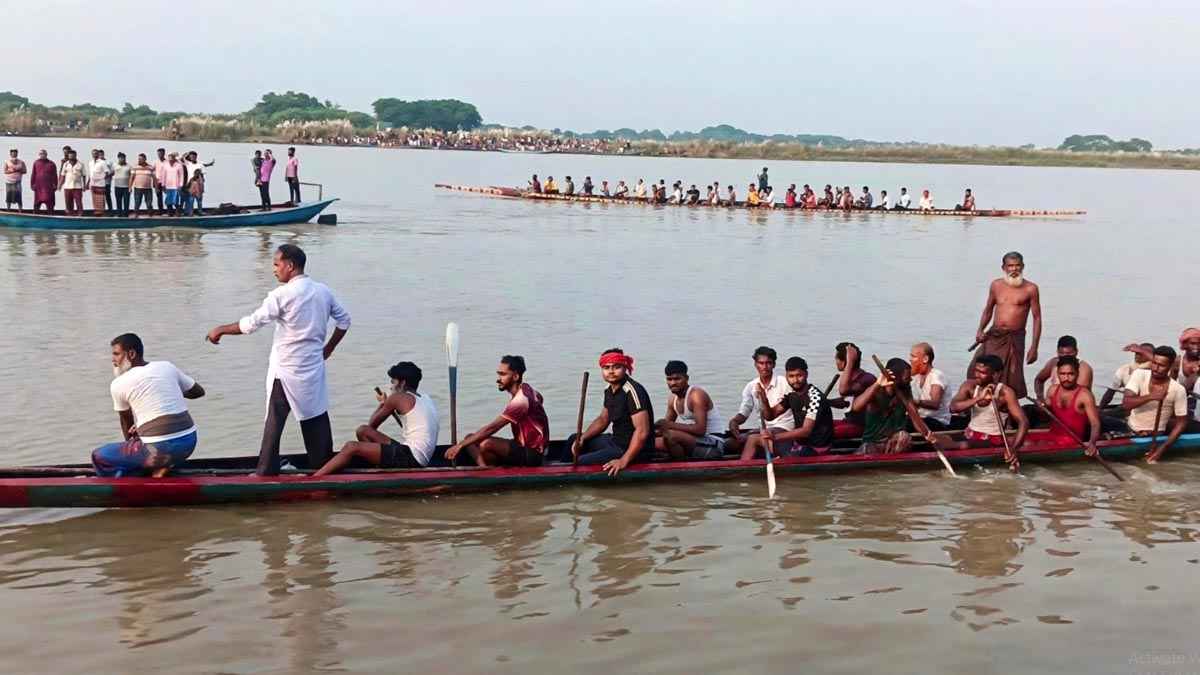 নড়াইলে মধুমতী নদীতে নৌকা বাইচ অনুষ্ঠিত
