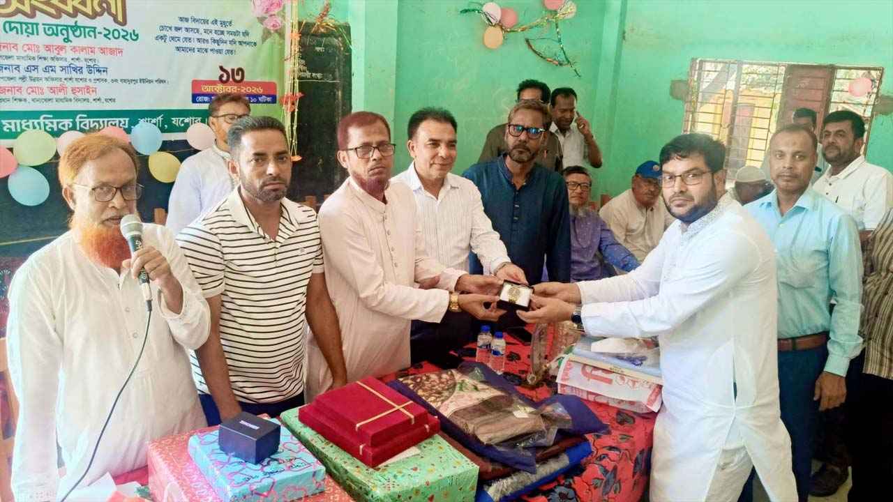 দীর্ঘ শিক্ষকতা জীবনের ইতি, সোহরাব স্যারকে বিদায় জানালেন শিক্ষার্থীরা