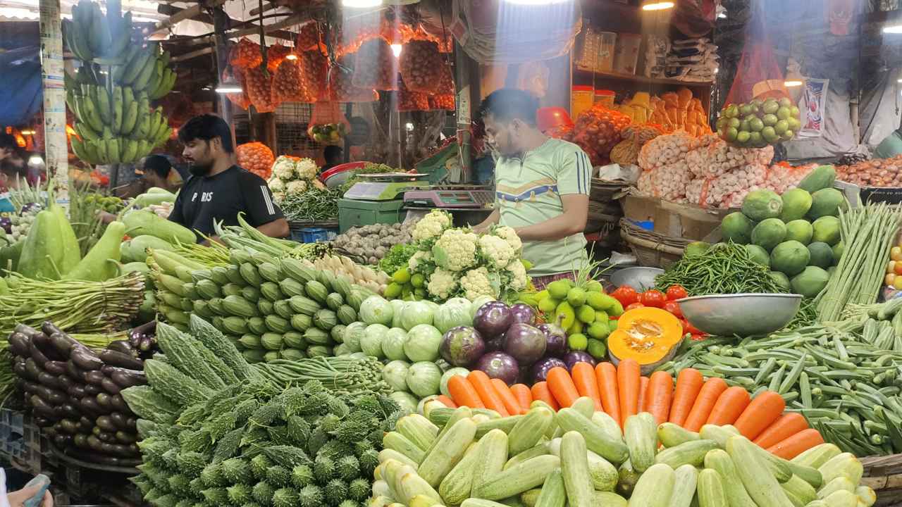 শীতের সবজি উঠলেও বাজারে কমেনি দাম