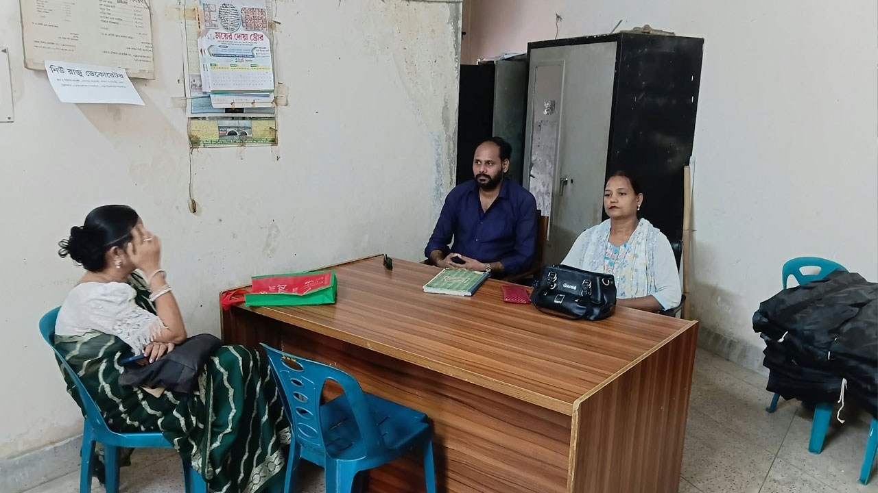 যাত্রাবাড়ী কেন্দ্র: বসে আছেন শিক্ষকরা। একই কক্ষে চলে সংগীত শিক্ষা l ছবি: ঢাকা মেইল