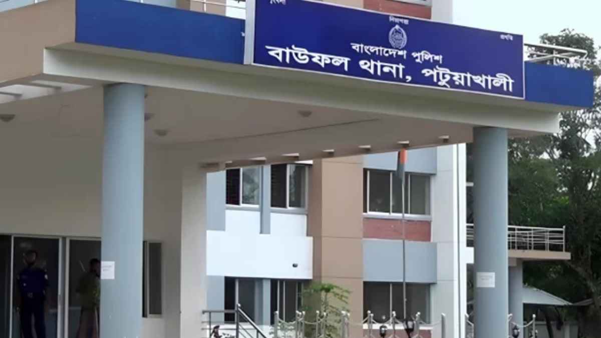 অন্য স্কুলের শিক্ষার্থীদের হাতে প্রধান শিক্ষক লাঞ্ছিত, আটক ২