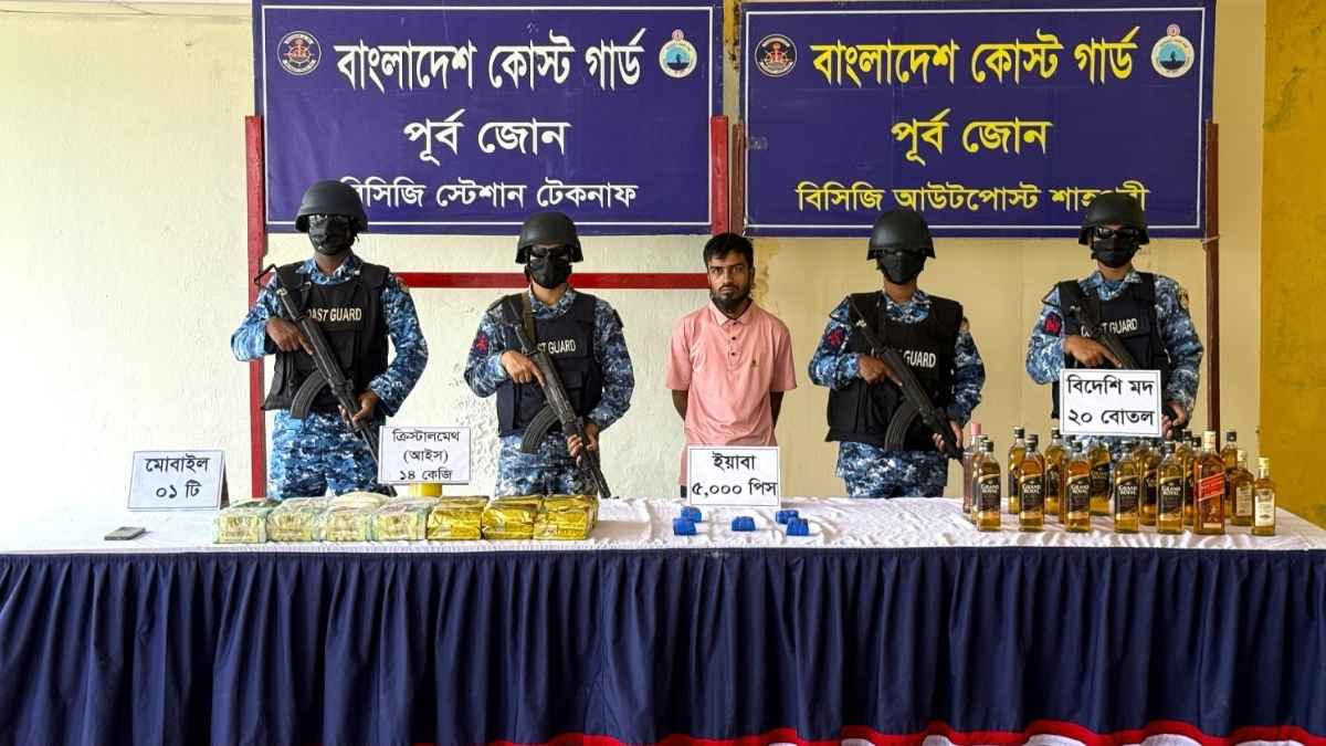 টেকনাফে ১৪ কেজি আইস, মদ ও ইয়াবা উদ্ধার