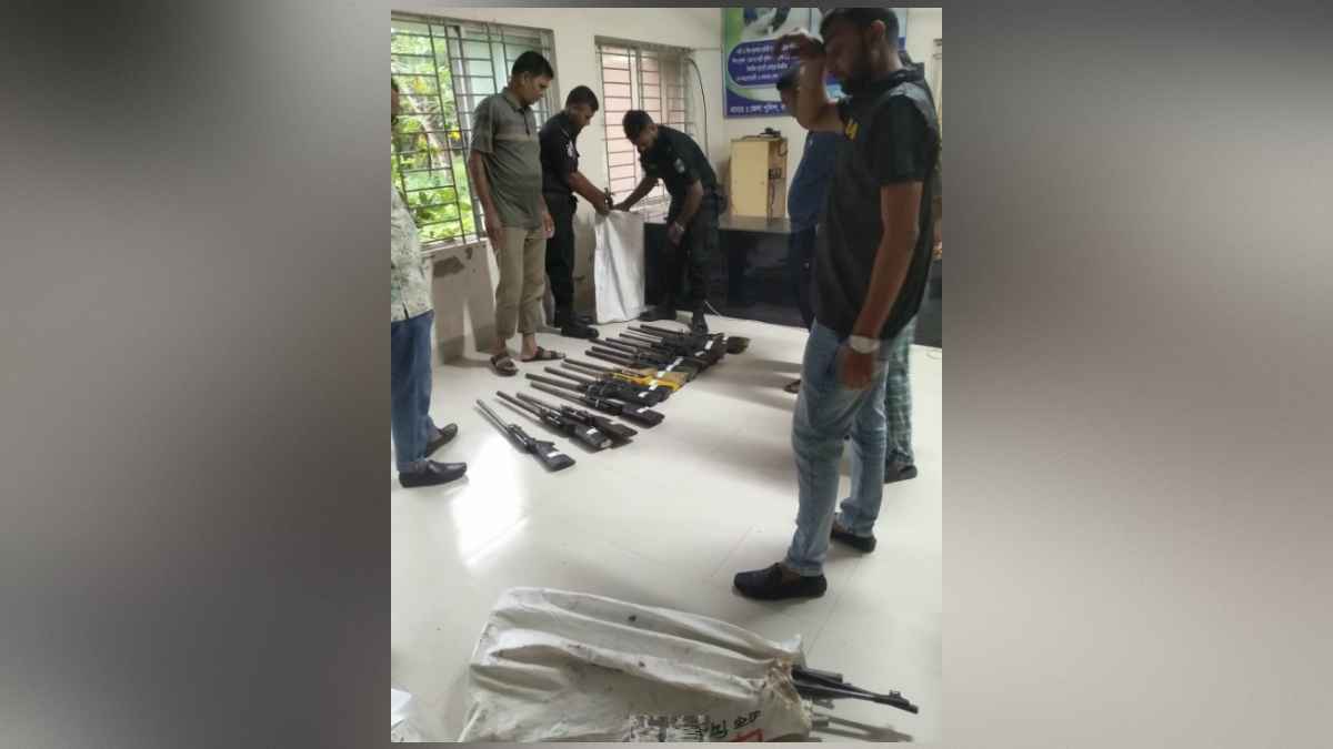 সুন্দরবনে র্যাবের অভিযান, তিন বস্তায় ৩৩ অস্ত্র