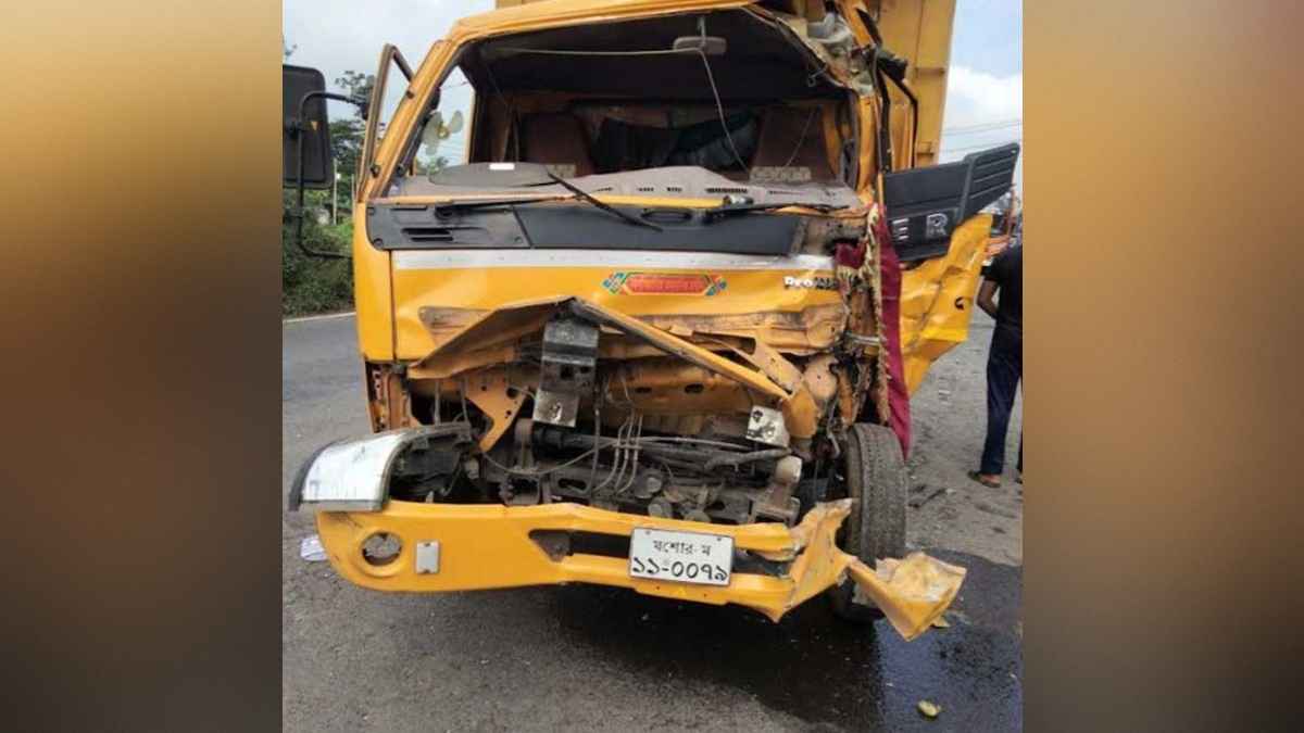 ফেনীতে আবারও দাঁড়িয়ে থাকা বাসে কাভার্ডভ্যানের ধাক্কা, নিহত ১